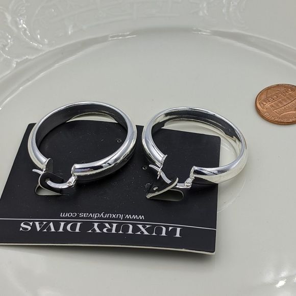 ✨3 for 25✨ Luxury Divas Silver Hoop Earrings NWT - Picture 5 of 6